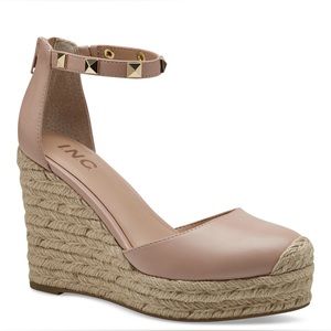 ✨NEW INC BLUSH SANDALS✨